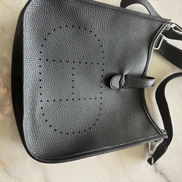 Evelyn inspired black crossbody bag - Picture 5 of 11